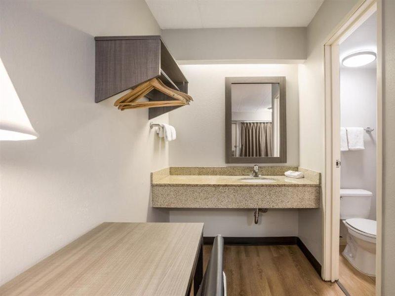 Red Roof Inn Lansing West - Msu Экстерьер фото